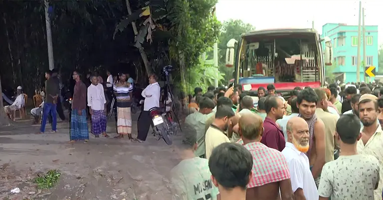 নিহতদের বাড়িতে শোক, দুর্ঘটনাকবলিত গাড়ি